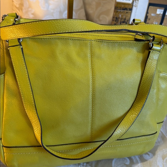 Coach beautiful soft muted golden yellow leather bag, satin tan lining, - Picture 4 of 16